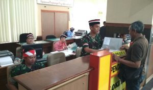 Hari Pahlawan, Petugas Pelayanan SIM dan STNK Polres Bangkalan Pakai Kostum Pejuang