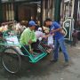 Ratusan Tukang Becak Mendapat Makan Gratis