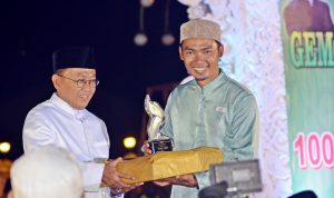 Sukses, Bupati Sumenep KH A. Busyro Berikan Hadiah 18 Penerima Sumenep Award 2017