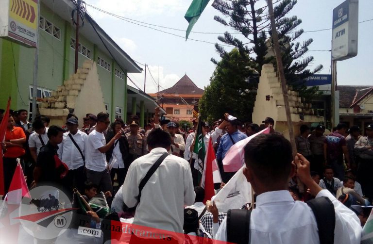 Sepekan Kematian Guru Budi, Massa Sampang Gelar Aksi Solidaritas