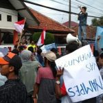 Ratusan Massa Datangi Kantor Panwaskab Bangkalan, Ada Apa?