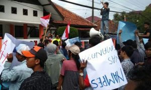 Ratusan Massa Datangi Kantor Panwaskab Bangkalan, Ada Apa?