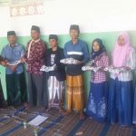 Peduli Kesejahteraan Guru, Kades Harno Bagi Seragam dan Bantuan