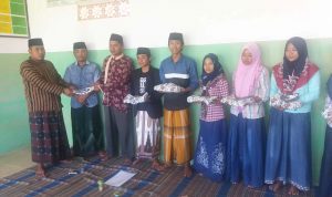 Peduli Kesejahteraan Guru, Kades Harno Bagi Seragam dan Bantuan