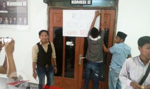 Kosong, Ruang Kerja Komisi II DPRD Sumenep Disegel Aktivis Kompak