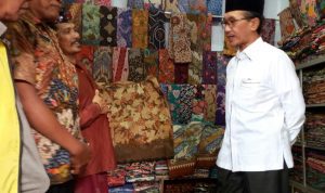 Kholifah Janji Kembangkan Penjualan Batik di Pasar 17 Agustus