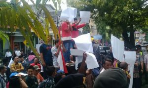 Merasa Ditipu, Puluhan Massa Datangi Kantor PT Murni Berlin Motor