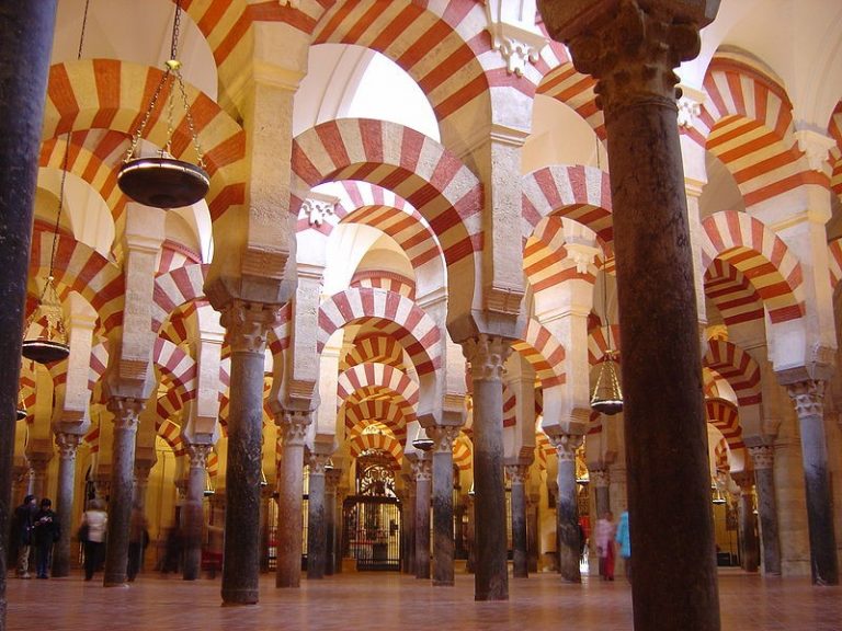 Unik! Setiap Waktu Shalat Adzan Berkumandang di Katedral Masjid Cordova