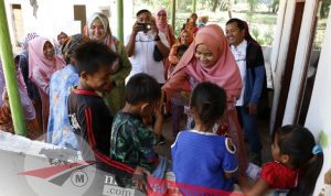 Nia Kurnia Fauzi Beri Hadiah Anak Berpuasa