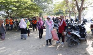 Bersama Ratusan Relawan, Bunda Fitri Bersih-Bersih Sampah di Pantai Talang Siring Pamekasan