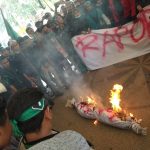Kecewa Terhadap Pemerintah, HMI Lakukan Aksi Bakar Pocong Bergambar Jokowi