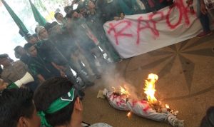 Kecewa Terhadap Pemerintah, HMI Lakukan Aksi Bakar Pocong Bergambar Jokowi