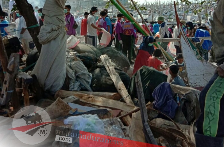 Prihatin Tumpukan Sampah, Aliansi Pemuda Kwanyar Bersih-bersih Pantai