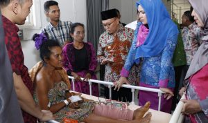 Jenguk Korban Gempa Sapudi di RSUD Sumenep. Ini yang Disampaikan Bupati Busyro