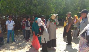Bersama Warga Sapeken, Bunda Fitri Bersih-Bersih Pantai