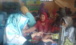 Warga Membludak, Petugas Pengobatan Gratis di Pangarengan Kewalahan