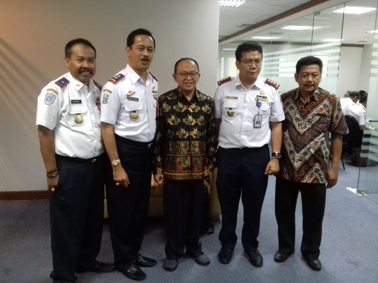 Bupati Busyro (tengah) didampingi Kadishub Sumenep Sustono (paling kiri) dan Kepala Bappeda Sumenep Yayak Nurwahyudi foto bersama jajaran Dirjend Bandar Udara Sainath Tower Kemayoran, Jakarta Pusat