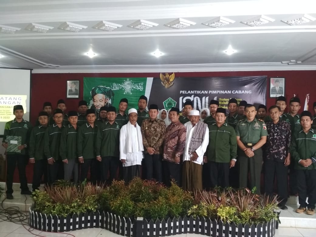 Para Pengurus PC ISNU Sampang Periode 2018-2022 foto bersama Wakil Bupati Sampang Abdullah Hidayat usai pelantikan di Gedung PKPRI Sampang