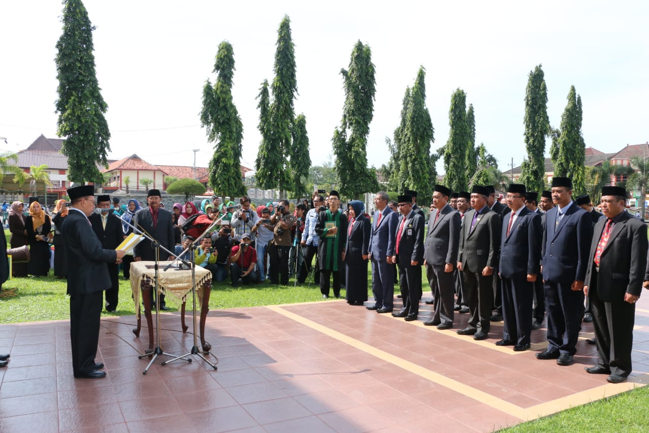 Bupati KH A. Busyro Karim saat melantik dan mengambil sumpah jabatan sejumlah Kepala OPD di Lingkungan Pemkab Sumenep