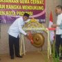Wakil Bupati Achmad Fauzi didampingi Kadinkes dr. Fatoni memukul gong sebagai tanda dimulainya pencanang Program Gema Cerdas Menggunakan Obat di Kabupaten Sumenep