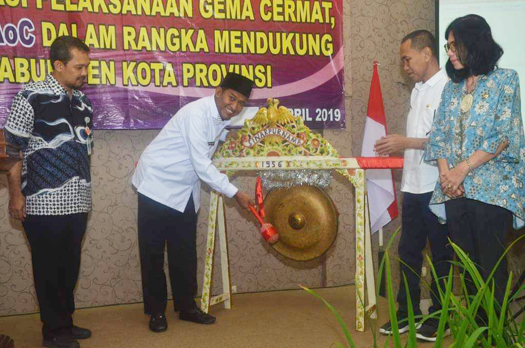 Wakil Bupati Achmad Fauzi didampingi Kadinkes dr. Fatoni memukul gong sebagai tanda dimulainya pencanang Program Gema Cerdas Menggunakan Obat di Kabupaten Sumenep