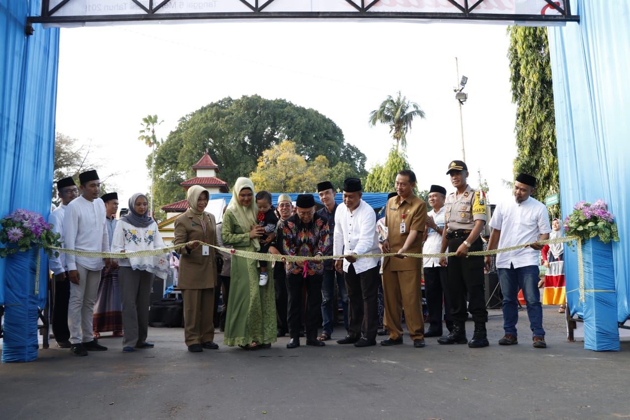 Bupati Sumenep, KH A. Busyro Karim saat meresmikan Bazar Takjil Ramadan 1440 Hijriah