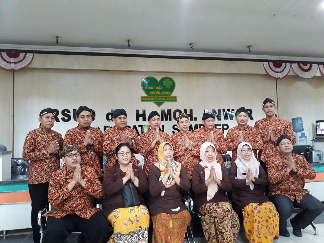 Direktur RSUD Sumenep, dr. Erliyati, M.Kes (tengah depan) bersama seluruh karyawan