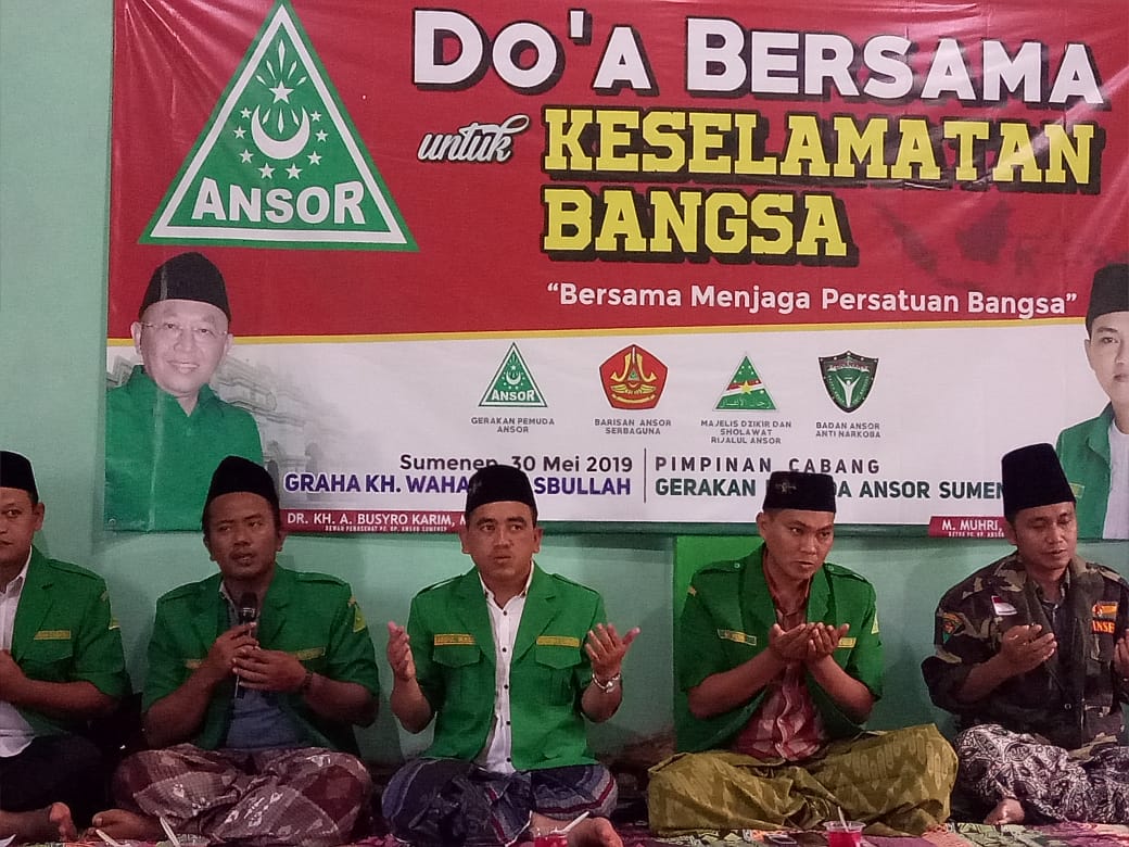 KHUSYUK: Pengurus Cabang GP Ansor Sumenep ketika mendoakan keselamatan bangsa di Graha KH. Wahab Hasbullah