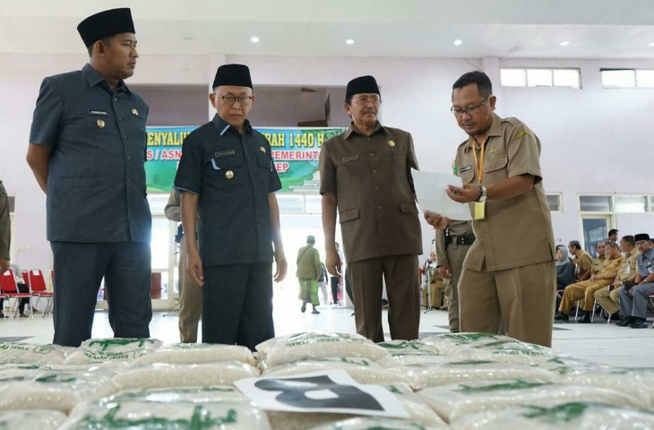 Bupati KH A. Busyro Karim dan Wakil Bupati Achmad Fauzi didampingi Kadis Sosial Sumenep Achmad Aminollah mengecek paket zakat fitrah sebelum diserahkan kepada para mustahiq