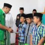 M. Muhri memberikan santunan anak yatim beberapa waktu lalu