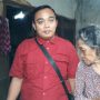 PEDULI SESAMA: Subaidi Iksan ketika menemui nenek lansia beberapa waktu lalu
