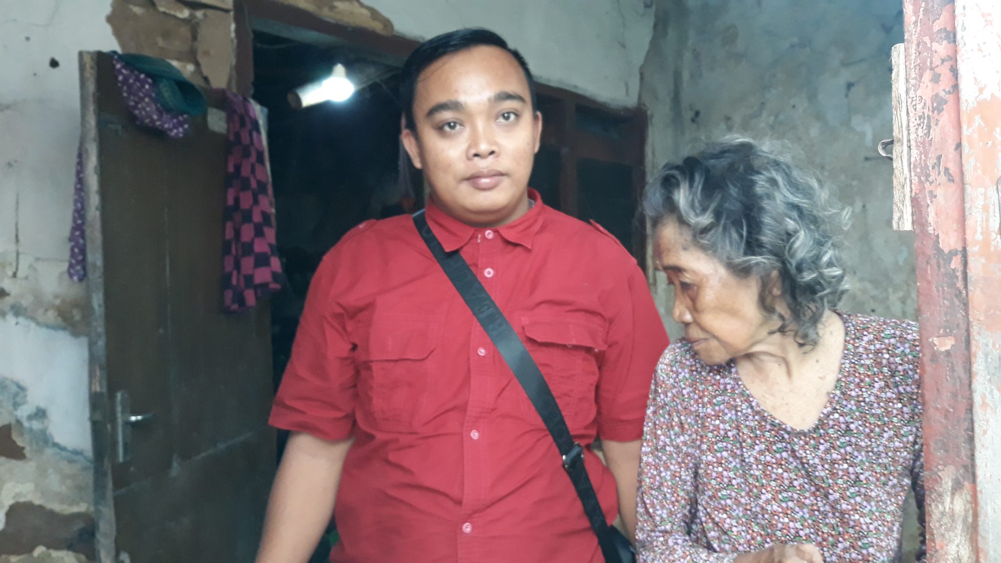 PEDULI SESAMA: Subaidi Iksan ketika menemui nenek lansia beberapa waktu lalu