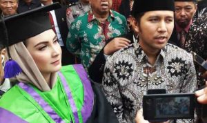 Perjalanan Arumi, Isteri Wagub Jatim Raih Sarjana di IAIN Tulungagung