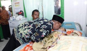 Kunjungi Korban Laka Laut Asal Kecamatan Raas, Bupati Sumenep Sampaikan Ini