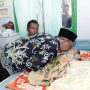 Bupati Busyro Karim mencium bayi usia 9 bulan yang selamat dalam kecelakaan laut perahu layar di perairan antara Giliyang-Sepudi