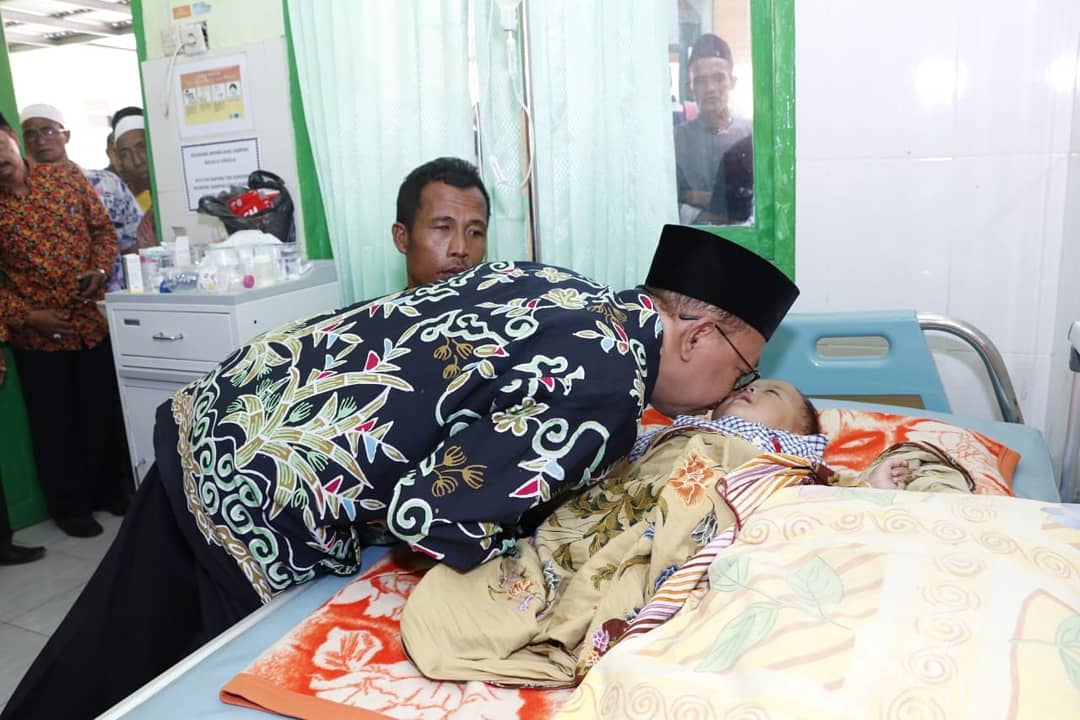 Bupati Busyro Karim mencium bayi usia 9 bulan yang selamat dalam kecelakaan laut perahu layar di perairan antara Giliyang-Sepudi