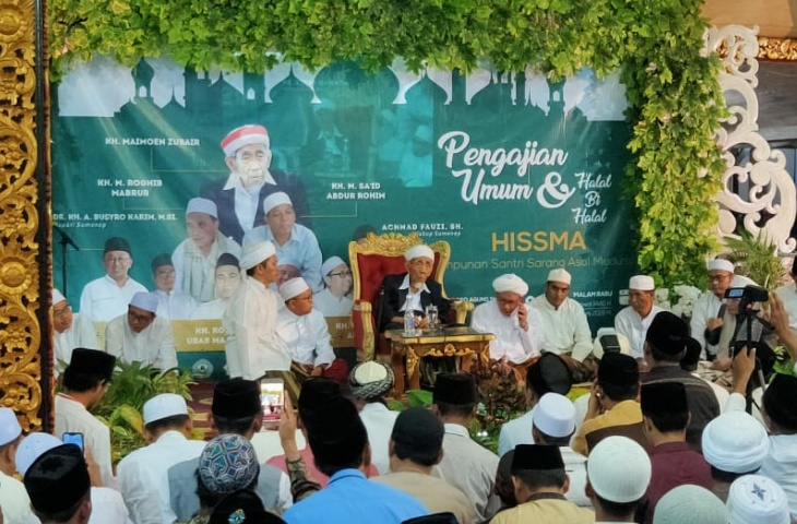KH. Maimoen Zubair, Pengasuh Pengasuh Pondok Pesantren Al Anwar, Karangmangu, Sarang, Rembang, Jawa Tengah saat mengisi Pengajian Umum dan Halal Bi Halal di Pendopo Keraton Sumenep, Selasa (18/06/2019) malam
