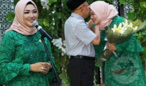 Usai Dilantik Anggota DPRD Jatim, Bu Fitri Ucapkan “Terimakasih Suamiku,”