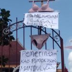 Baru Pertama, Aktivis Bentangkan Celana Dalam dan BH di Gerbang Pemkab