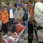Khofifah Jenguk Korban Kapal
