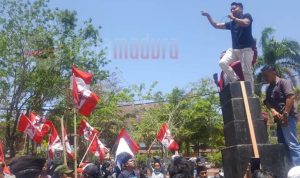 24 Organ Pamekasan Demo Bupati Badrut. Minta Harga Beli Tembakau Mahal