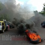 Dilarang Masuk, Mahasiswa Bakar Ban di Depan Gedung DPRD Bangkalan