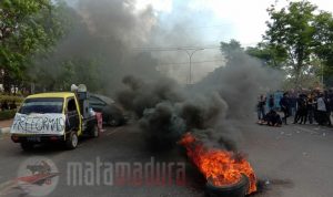 Dilarang Masuk, Mahasiswa Bakar Ban di Depan Gedung DPRD Bangkalan