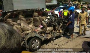 Miris!!! Tabrakan Frontal; Innova vs Bus, Atap Innova Lepas