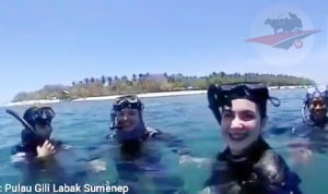 Ketika Bu Fitri dan Arumi Bachsin Snorkeling di Gili Labak. Seru Gaes…