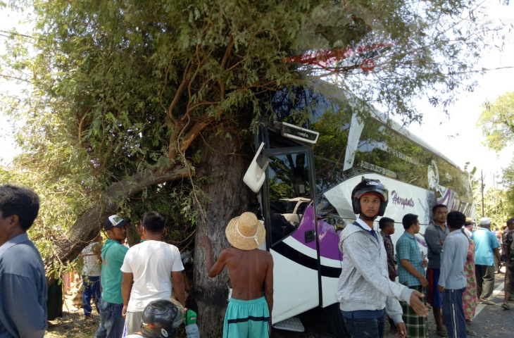 Bus Tabrak Pohon Asam di Pragaan. Kondektur Bus Meninggal di TKP