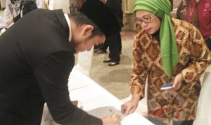Grup WA, Imron Amin Isi Daftar Hadir Pengambilan Sumpah Jabatan Anggota DPR RI
