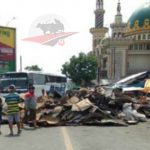 Pemkab Bangkalan Dinilai Cuek,Â Pedagang Blokade Jalan Raya Pasar Tanah Merah