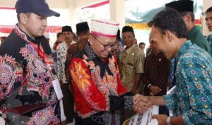 Bank BBS Serahkan 7 PLTS ke 7 Mushalla di Masalembu