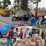 Mobil Sales Kecelakaan, Antrian Mengular di JL Raya Saronggi